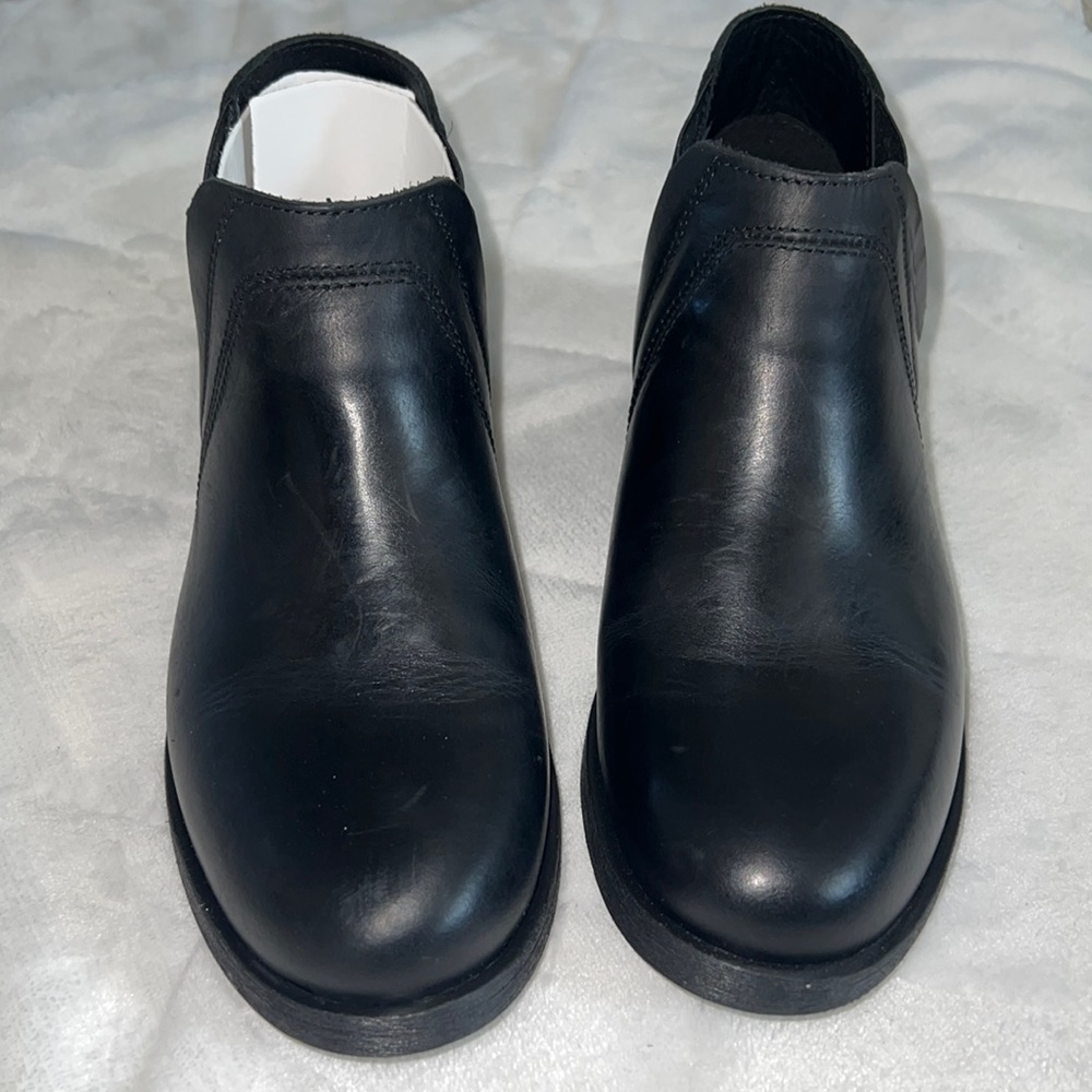 NIB Clark’s black leather booties size 7